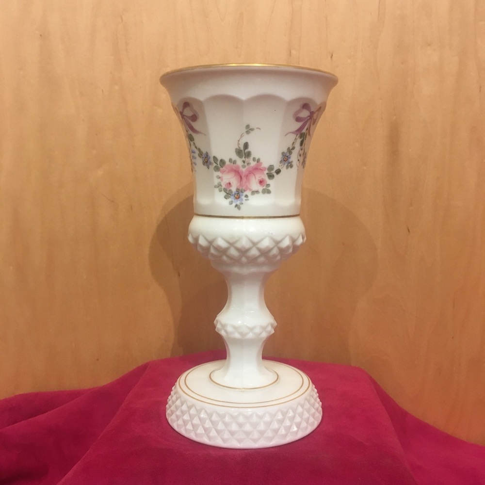 🌲VINTAGE MILK GLASS GOBLET STYLE VASE🌲